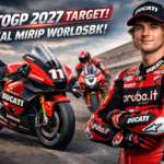 Pembalap Aruba.it Racing Ducati WorldSBK, Nicolo Bulega, menyimpan ambisi besar untuk melangkah ke MotoGP pada musim 2027 bersama salah satu tim Ducati. Ia menilai tahun tersebut sebagai momen paling ideal untuk naik kelas ke ajang balap motor paling bergengsi di dunia. MotoGP sendiri akan memasuki era baru pada 2027 dengan perubahan regulasi besar. Kapasitas mesin akan diturunkan dari 1000cc menjadi 850cc, sementara pemasok ban tunggal akan beralih dari Michelin ke Pirelli. Perubahan ini menjadi alasan Ducati merekrut Bulega sebagai test rider MotoGP. Runner-up WorldSBK dua kali itu akan bertugas menguji motor 850cc Ducati sepanjang musim 2026, sekaligus membantu pengembangan motor jelang era baru MotoGP. Kembangkan Desmosedici dan Panigale Sekaligus Dalam wawancaranya dengan Motosprint pada Jumat (19/12/2025), Bulega mengakui bahwa perannya musim depan akan sangat menantang. Selain fokus sebagai penguji motor MotoGP, ia juga harus memantau performa Ducati Panigale V4 R terbaru yang akan digunakannya secara penuh di WorldSBK 2026. “Tahun depan saya akan menjadi penguji motor 850cc di MotoGP, dan saya akan tahu apakah saya menyukainya atau tidak. Saya pasti akan sangat sibuk. Panigale terbaru juga membutuhkan banyak usaha dari saya dan Ducati,” ujar Bulega. Yakin MotoGP 2027 Bakal Mirip WorldSBK Ducati menilai pengalaman panjang Bulega menggunakan ban Pirelli di WorldSBK akan menjadi aset berharga saat MotoGP beralih ke pemasok ban yang sama. Faktor inilah yang membuat pembalap yang akrab disapa ‘Bubi’ semakin yakin dengan rencananya pindah ke MotoGP. “Pada 2027, saya ingin pindah ke MotoGP, terutama karena perubahan regulasi dan penggunaan ban Pirelli yang sudah biasa saya gunakan di Superbike. Akan ada banyak hal yang terasa lebih mirip WorldSBK,” pungkasnya.