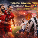 Liverpool membawa pulang tiga poin krusial setelah menaklukkan Tottenham Hotspur dengan skor 2-1 pada pekan ke-17 Liga Inggris 2025/2026. Duel panas yang berlangsung di Tottenham Hotspur Stadium, Minggu (21/12/2025), menyajikan tensi tinggi dan drama sejak menit awal. The Reds harus menghadapi tekanan tuan rumah di fase awal pertandingan. Namun, momentum berubah ketika Tottenham kehilangan satu pemain di babak pertama, situasi yang kemudian mampu dimaksimalkan Liverpool untuk mengontrol permainan. Nama Alexander Isak sempat menjadi sorotan setelah mencetak gol pembuka Liverpool di babak kedua. Sayangnya, momen penting tersebut justru dibayangi kekhawatiran besar dari kubu Merseyside. Kemenangan Liverpool akhirnya dikunci lewat gol Hugo Ekitike, meski Tottenham sempat memperkecil ketertinggalan. Namun, selepas laga, perhatian publik justru tertuju pada kondisi fisik Alexander Isak yang harus ditarik keluar lapangan. Slot Belum Bisa Pastikan Kondisi Alexander Isak Pelatih Liverpool, Arne Slot, mengakui kemenangan di markas Tottenham terasa tidak sepenuhnya sempurna. Cedera Alexander Isak menjadi catatan penting di balik hasil positif tersebut. Isak terlihat mengalami masalah fisik sesaat setelah mencetak gol pada menit ke-56. Penyerang asal Swedia itu tampak kesakitan dan akhirnya harus meninggalkan lapangan dengan bantuan tim medis. Slot menegaskan bahwa waktu yang terlalu singkat usai pertandingan membuatnya belum bisa memastikan tingkat keparahan cedera sang striker. Evaluasi menyeluruh baru akan dilakukan setelah pemeriksaan lanjutan. Berbicara kepada BBC, Slot mengatakan: "Terlalu singkat setelah pertandingan untuk membicarakannya, tetapi tidak pernah baik ketika seorang pemain harus keluar lapangan." Alasan Slot Tarik Frimpong dan Update Conor Bradley Selain membahas kondisi Isak, Slot juga menjelaskan keputusannya menarik Jeremie Frimpong di tengah laga. Pergantian tersebut dilakukan demi menjaga stabilitas dan keseimbangan tim. Menurut Slot, tempo pertandingan yang semakin keras membuat risiko cedera dan kartu meningkat. Ia tidak ingin Liverpool berada dalam situasi berbahaya dengan kehilangan pemain tambahan. Sementara itu, Conor Bradley juga masih berada dalam pemantauan tim medis. Meski demikian, Slot tetap optimistis karena jadwal pertandingan berikutnya memberi waktu pemulihan yang cukup. "Saya menarik Frimpong keluar karena saya tidak ingin bermain dengan 10 pemain, jadi cedera itu tidak masalah," jelas Slot. Ia menambahkan, "Dua pemain lainnya (Isak dan Conor Bradley) kita harus menunggu dan melihat. Hal baiknya adalah kita masih punya waktu seminggu lagi, jadi semoga kita memiliki cukup pemain yang tersedia untuk bermain minggu depan."