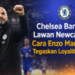 Sorotan tertuju kepada Enzo Maresca saat Chelsea bertandang ke markas Newcastle United di St. James’ Park. Isu ketertarikan Manchester City yang mencuat di tengah pekan membuat laga ini menjadi perhatian, di luar hasil pertandingan. Di tengah spekulasi tersebut, Maresca tetap menunjukkan fokus penuh kepada Chelsea. Sepanjang pertandingan, ia aktif memberi instruksi dari pinggir lapangan dan terlibat secara emosional dalam dinamika laga. Chelsea menutup pertandingan dengan hasil imbang 2-2, setelah sempat tertinggal dua gol di babak pertama. Hasil tersebut menjadi konteks penting, tidak hanya dari sisi perolehan poin, tetapi juga respons tim dalam situasi tertekan. Isu Masa Depan Maresca Mengiringi Laga Sepekan sebelumnya, Maresca sempat melontarkan pernyataan yang memicu spekulasi usai kemenangan 2-0 atas Everton. Ia menyebut 48 jam sebelum laga tersebut sebagai periode terburuk selama 18 bulan menangani Chelsea, tanpa menjelaskan penyebabnya secara rinci. Situasi semakin berkembang setelah laporan The Athletic menyebut nama Maresca masuk dalam daftar kandidat Manchester City jika Pep Guardiola meninggalkan klub pada musim panas mendatang. Meski demikian, Maresca menegaskan dalam konferensi pers bahwa dirinya akan tetap melatih Chelsea pada musim depan. Chelsea Kesulitan di Babak Pertama Chelsea tampil di bawah performa terbaik pada babak pertama. Intensitas permainan rendah dan koordinasi bertahan yang kurang solid membuat mereka kebobolan dua gol melalui penyelesaian Nick Woltemade. Sejumlah pemain menunjukkan ekspresi frustrasi di lapangan, termasuk kiper Robert Sanchez, sementara Cole Palmer terlihat meninggalkan lapangan tanpa ekspresi jelas. Situasi tersebut mencerminkan kurangnya kontrol permainan Chelsea sebelum jeda. Masalah Tandang Bukan Isu Baru Penampilan buruk Chelsea pada babak pertama bukanlah hal baru, khususnya saat bermain tandang musim ini. Sebelumnya, mereka juga tertinggal 0-2 dari Leeds United di Elland Road pada awal Desember, jauh sebelum isu masa depan Maresca mencuat. Situasi serupa juga terjadi saat menghadapi Burnley dan Nottingham Forest, meski dalam laga-laga tersebut Chelsea tidak kebobolan sebanyak dua gol. Kondisi ini menunjukkan bahwa persoalan performa tandang lebih berkaitan dengan kesiapan tim, bukan semata isu seputar pelatih. Respons Positif Chelsea di Babak Kedua Chelsea menunjukkan peningkatan performa setelah jeda. Mereka tampil lebih agresif dan mampu memperkecil ketertinggalan melalui tendangan bebas Reece James pada awal babak kedua. Pergantian Malo Gusto dengan Enzo Fernandez turut memberi dampak, terutama dalam meningkatkan kontrol permainan di lini tengah. Gol penyeimbang kemudian dicetak oleh Joao Pedro, yang memastikan Chelsea membawa pulang satu poin dari markas Newcastle. Maresca Tegaskan Fokus pada Chelsea Selepas pertandingan, Maresca menegaskan bahwa fokusnya tetap bersama Chelsea. Ia menyebut hasil melawan Newcastle sebagai bagian dari rangkaian performa positif tim dalam sepekan terakhir. “Kami menang melawan Everton dan Cardiff, lalu bermain imbang di laga tandang melawan Newcastle. Masih ada hal yang harus diperbaiki, tetapi kami berada di jalur yang tepat,” ujar Maresca. Maresca juga mengonfirmasi bahwa kartu kuning yang diterimanya membuat ia tidak bisa mendampingi tim saat menghadapi Aston Villa pada pekan berikutnya.
