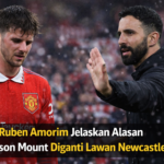 Manajer Manchester United, Ruben Amorim, memberikan penjelasan terkait kondisi Mason Mount setelah kemenangan penting Setan Merah atas Newcastle United pada lanjutan Premier League 2025/2026. Manchester United sukses mengamankan tiga poin usai menang 1-0 atas Newcastle di Old Trafford pada laga Boxing Day, Sabtu (27/12/2025) dini hari WIB. Gol tunggal kemenangan dicetak Patrick Dorgu melalui sepakan voli spektakuler pada menit ke-24. Hasil ini menjaga konsistensi MU di papan atas klasemen Liga Inggris. Saat ini, mereka menempati peringkat kelima dengan koleksi 29 poin. Mason Mount tampil cukup menonjol di babak pertama dan memegang peran penting dalam permainan United. Namun, ia harus ditarik keluar saat turun minum. Amorim menegaskan bahwa keputusan tersebut diambil sebagai langkah pencegahan, mengingat kondisi skuad MU yang sedang terbatas. Mount merasakan ketidaknyamanan saat jeda pertandingan. Meski sang pemain ingin melanjutkan laga, tim pelatih memilih tidak mengambil risiko yang berpotensi memperparah kondisinya. “Dia merasakan sesuatu di babak pertama,” ujar Amorim kepada Sky Sports. “Dia ingin lanjut bermain dan itu hal yang bagus.” “Dia ingin bermain di babak kedua, tetapi kami tidak bisa kehilangan pemain lain jika dia tidak 100 persen siap,” lanjut Amorim. Jack Fletcher Jawab Kepercayaan Sebagai pengganti Mount, Jack Fletcher mendapat kesempatan tampil di babak kedua. Pemain muda tersebut dinilai mampu menjalankan tugasnya dengan baik dan membantu tim mempertahankan keunggulan hingga laga berakhir. “Jack melakukan pekerjaan yang sangat baik,” kata Amorim. Krisis Pemain Jadi Pertimbangan Utama Situasi skuad Manchester United memang jauh dari ideal. Casemiro baru saja kembali dari skorsing, sementara Bruno Fernandes dan Kobbie Mainoo masih berkutat dengan cedera. Di lini belakang, Harry Maguire dan Matthijs de Ligt juga absen. Sementara itu, Noussair Mazraoui, Amad Diallo, dan Bryan Mbeumo sedang membela negaranya di ajang Piala Afrika. Kondisi inilah yang membuat Amorim harus cermat dalam mengambil keputusan sepanjang pertandingan. Strategi Amorim di Tengah Tekanan Amorim menegaskan bahwa pergantian pemain bukan dilakukan karena jadwal padat, melainkan murni keputusan strategis di laga yang dinilainya sangat krusial. “Bukan karena ada banyak laga yang akan datang,” jelas Amorim. “Ini adalah pertandingan paling penting.” Ia juga menjelaskan alasan mempertahankan beberapa pemain di lapangan meski dalam tekanan. “Saya tidak ingin melepas Matheus Cunha karena dia satu-satunya yang bisa memberi kami napas, dan saya menempatkannya sebagai nomor 10.” “Jack lebih segar untuk melanjutkan. Manu lebih segar daripada Casemiro. Kami mengambil risiko karena mereka membuat banyak pergerakan di situasi bola mati, dan saya merasa Casemiro akan kesulitan saat itu,” tutup Amorim.