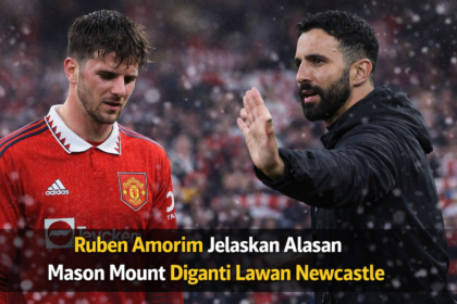 Manajer Manchester United, Ruben Amorim, memberikan penjelasan terkait kondisi Mason Mount setelah kemenangan penting Setan Merah atas Newcastle United pada lanjutan Premier League 2025/2026. Manchester United sukses mengamankan tiga poin usai menang 1-0 atas Newcastle di Old Trafford pada laga Boxing Day, Sabtu (27/12/2025) dini hari WIB. Gol tunggal kemenangan dicetak Patrick Dorgu melalui sepakan voli spektakuler pada menit ke-24. Hasil ini menjaga konsistensi MU di papan atas klasemen Liga Inggris. Saat ini, mereka menempati peringkat kelima dengan koleksi 29 poin. Mason Mount tampil cukup menonjol di babak pertama dan memegang peran penting dalam permainan United. Namun, ia harus ditarik keluar saat turun minum. Amorim menegaskan bahwa keputusan tersebut diambil sebagai langkah pencegahan, mengingat kondisi skuad MU yang sedang terbatas. Mount merasakan ketidaknyamanan saat jeda pertandingan. Meski sang pemain ingin melanjutkan laga, tim pelatih memilih tidak mengambil risiko yang berpotensi memperparah kondisinya. “Dia merasakan sesuatu di babak pertama,” ujar Amorim kepada Sky Sports. “Dia ingin lanjut bermain dan itu hal yang bagus.” “Dia ingin bermain di babak kedua, tetapi kami tidak bisa kehilangan pemain lain jika dia tidak 100 persen siap,” lanjut Amorim. Jack Fletcher Jawab Kepercayaan Sebagai pengganti Mount, Jack Fletcher mendapat kesempatan tampil di babak kedua. Pemain muda tersebut dinilai mampu menjalankan tugasnya dengan baik dan membantu tim mempertahankan keunggulan hingga laga berakhir. “Jack melakukan pekerjaan yang sangat baik,” kata Amorim. Krisis Pemain Jadi Pertimbangan Utama Situasi skuad Manchester United memang jauh dari ideal. Casemiro baru saja kembali dari skorsing, sementara Bruno Fernandes dan Kobbie Mainoo masih berkutat dengan cedera. Di lini belakang, Harry Maguire dan Matthijs de Ligt juga absen. Sementara itu, Noussair Mazraoui, Amad Diallo, dan Bryan Mbeumo sedang membela negaranya di ajang Piala Afrika. Kondisi inilah yang membuat Amorim harus cermat dalam mengambil keputusan sepanjang pertandingan. Strategi Amorim di Tengah Tekanan Amorim menegaskan bahwa pergantian pemain bukan dilakukan karena jadwal padat, melainkan murni keputusan strategis di laga yang dinilainya sangat krusial. “Bukan karena ada banyak laga yang akan datang,” jelas Amorim. “Ini adalah pertandingan paling penting.” Ia juga menjelaskan alasan mempertahankan beberapa pemain di lapangan meski dalam tekanan. “Saya tidak ingin melepas Matheus Cunha karena dia satu-satunya yang bisa memberi kami napas, dan saya menempatkannya sebagai nomor 10.” “Jack lebih segar untuk melanjutkan. Manu lebih segar daripada Casemiro. Kami mengambil risiko karena mereka membuat banyak pergerakan di situasi bola mati, dan saya merasa Casemiro akan kesulitan saat itu,” tutup Amorim.