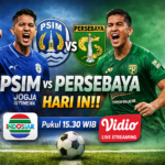 Laga sarat gengsi akan tersaji saat PSIM Yogyakarta menjamu Persebaya Surabaya pada pekan ke-18 BRI Super League, Minggu 25 Januari 2026, di Stadion Sultan Agung. Pertandingan ini diprediksi berlangsung panas, mengingat posisi kedua tim yang saling berdekatan di klasemen. Bagi para pecinta sepak bola Tanah Air, tempat menonton laga PSIM vs Persebaya akan tersedia melalui siaran langsung Indosiar dan live streaming Vidio. PSIM Konsisten, Lini Belakang Jadi Andalan PSIM Yogyakarta tampil impresif sepanjang putaran pertama. Laskar Mataram belum tersentuh kekalahan dalam empat laga terakhir, berkat kolektivitas tim yang solid dan pertahanan yang sulit ditembus. Konsistensi ini membuat PSIM tetap bersaing di papan atas dan menjadi lawan yang tak mudah ditaklukkan, terlebih saat bermain di hadapan pendukung sendiri. Persebaya Bangkit, Era Baru Dimulai Di sisi lain, Persebaya Surabaya tengah membangun optimisme baru. Kedatangan Bernardo Tavares sebagai pelatih membawa angin segar bagi Bajul Ijo. Tak hanya itu, Persebaya juga agresif di bursa transfer dengan mendatangkan empat pemain asing baru demi memperkuat skuad. Hasilnya mulai terlihat. Persebaya mencatat tiga kemenangan beruntun, menunjukkan tren positif jelang lawatan ke Yogyakarta. Namun, ada satu catatan yang tak bisa diabaikan: pada putaran pertama, Persebaya tumbang 0-1 dari PSIM di kandang sendiri, lewat gol tunggal Ezequiel Vidal. Memori itu tentu masih membekas. Persaingan Langsung di Klasemen Secara klasemen, kedua tim terlibat persaingan langsung. PSIM kini berada di peringkat ke-6 dengan 30 poin, sementara Persebaya membuntuti tepat di bawahnya dengan selisih dua poin. Kemenangan di laga ini bisa mengubah peta persaingan papan atas secara signifikan. Pelatih PSIM, Jean-Paul van Gastel, menyoroti banyaknya perubahan di kubu Persebaya, baik dari sisi pelatih maupun komposisi pemain. “Pelatih baru, baru saja masuk ke Persebaya, dia melatih satu pertandingan dan mereka menang law_attach Malut United FC. Itu hasil yang sangat bagus buat mereka,” ujar Van Gastel, dikutip dari laman resmi I.League. Ia menambahkan bahwa pertandingan ini sulit diprediksi karena Persebaya tampil dengan wajah baru dan pendekatan berbeda. Jadwal, Siaran Langsung, dan Link Streaming PSIM vs Persebaya 🏟 Stadion Sultan Agung 📅 Minggu, 25 Januari 2026 ⏰ Pukul 15.30 WIB 📺 Siaran langsung: Indosiar Catatan: Penonton dapat memilih berbagai paket berlangganan Vidio sesuai kebutuhan, mulai dari Paket Platinum Rp45.000/bulan yang mencakup tayangan BRI Super League, La Liga, hingga Liga Champions. Jadwal dapat berubah sewaktu-waktu di luar kendali redaksi.