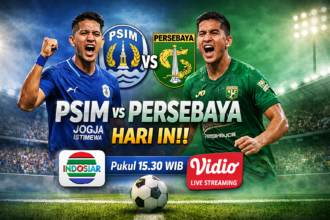 Laga sarat gengsi akan tersaji saat PSIM Yogyakarta menjamu Persebaya Surabaya pada pekan ke-18 BRI Super League, Minggu 25 Januari 2026, di Stadion Sultan Agung. Pertandingan ini diprediksi berlangsung panas, mengingat posisi kedua tim yang saling berdekatan di klasemen. Bagi para pecinta sepak bola Tanah Air, tempat menonton laga PSIM vs Persebaya akan tersedia melalui siaran langsung Indosiar dan live streaming Vidio. PSIM Konsisten, Lini Belakang Jadi Andalan PSIM Yogyakarta tampil impresif sepanjang putaran pertama. Laskar Mataram belum tersentuh kekalahan dalam empat laga terakhir, berkat kolektivitas tim yang solid dan pertahanan yang sulit ditembus. Konsistensi ini membuat PSIM tetap bersaing di papan atas dan menjadi lawan yang tak mudah ditaklukkan, terlebih saat bermain di hadapan pendukung sendiri. Persebaya Bangkit, Era Baru Dimulai Di sisi lain, Persebaya Surabaya tengah membangun optimisme baru. Kedatangan Bernardo Tavares sebagai pelatih membawa angin segar bagi Bajul Ijo. Tak hanya itu, Persebaya juga agresif di bursa transfer dengan mendatangkan empat pemain asing baru demi memperkuat skuad. Hasilnya mulai terlihat. Persebaya mencatat tiga kemenangan beruntun, menunjukkan tren positif jelang lawatan ke Yogyakarta. Namun, ada satu catatan yang tak bisa diabaikan: pada putaran pertama, Persebaya tumbang 0-1 dari PSIM di kandang sendiri, lewat gol tunggal Ezequiel Vidal. Memori itu tentu masih membekas. Persaingan Langsung di Klasemen Secara klasemen, kedua tim terlibat persaingan langsung. PSIM kini berada di peringkat ke-6 dengan 30 poin, sementara Persebaya membuntuti tepat di bawahnya dengan selisih dua poin. Kemenangan di laga ini bisa mengubah peta persaingan papan atas secara signifikan. Pelatih PSIM, Jean-Paul van Gastel, menyoroti banyaknya perubahan di kubu Persebaya, baik dari sisi pelatih maupun komposisi pemain. “Pelatih baru, baru saja masuk ke Persebaya, dia melatih satu pertandingan dan mereka menang law_attach Malut United FC. Itu hasil yang sangat bagus buat mereka,” ujar Van Gastel, dikutip dari laman resmi I.League. Ia menambahkan bahwa pertandingan ini sulit diprediksi karena Persebaya tampil dengan wajah baru dan pendekatan berbeda. Jadwal, Siaran Langsung, dan Link Streaming PSIM vs Persebaya 🏟 Stadion Sultan Agung 📅 Minggu, 25 Januari 2026 ⏰ Pukul 15.30 WIB 📺 Siaran langsung: Indosiar Catatan: Penonton dapat memilih berbagai paket berlangganan Vidio sesuai kebutuhan, mulai dari Paket Platinum Rp45.000/bulan yang mencakup tayangan BRI Super League, La Liga, hingga Liga Champions. Jadwal dapat berubah sewaktu-waktu di luar kendali redaksi.