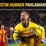 Justin Hubner kembali menunjukkan mental baja di panggung Eredivisie. Bek Timnas Indonesia itu tampil sebagai pahlawan Fortuna Sittard dengan mencetak gol dramatis di masa injury time, sekaligus menyelamatkan timnya dari kekalahan saat menghadapi Go Ahead Eagles, Minggu (11/1/2026) malam WIB. Laga sarat tensi yang dijuluki “perang saudara” antara Justin Hubner dan Dean James berakhir imbang 2-2. Pertandingan panas ini digelar di markas Go Ahead Eagles, De Adelaarhorst, dan berlangsung sengit hingga detik terakhir. Momen penentu hadir pada menit ke-90+3. Saat kemenangan tuan rumah sudah di depan mata, Hubner muncul dan mencetak gol krusial yang membuyarkan euforia publik De Adelaarhorst. Duel Dua Bek Timnas Indonesia Pertandingan ini menjadi sorotan karena mempertemukan dua pemain Timnas Indonesia. Justin Hubner dan Dean James sama-sama dipercaya turun sebagai starter di posisi bek kiri, mempertegas peran penting keduanya di klub masing-masing. Laga Panas Sejak Babak Pertama Fortuna Sittard lebih dulu mengejutkan tuan rumah lewat gol Kristoffer Peterson pada menit ke-36, memaksimalkan umpan matang dari Mohamed Ihattaren. Keunggulan tersebut sempat memberi harapan besar bagi tim tamu. Namun, Go Ahead Eagles merespons cepat. Mathis Suray menyamakan skor menjadi 1-1 tepat sebelum turun minum, menjaga asa tuan rumah tetap hidup. Drama Menit Akhir Ketegangan memuncak saat laga memasuki menit-menit krusial. Pada menit ke-86, Mathis Suray kembali mencatatkan namanya di papan skor melalui sundulan, membawa Go Ahead Eagles berbalik unggul 2-1. Di sisi lain, Dean James tampil solid menjaga sektor kiri pertahanan Eagles. Ia bermain disiplin selama 74 menit sebelum akhirnya ditarik keluar oleh pelatih. Magis Hubner di Injury Time Ketika kemenangan Eagles tinggal menunggu peluit panjang, Fortuna Sittard menolak menyerah. Tekanan terus dilancarkan hingga momen emas datang di masa tambahan waktu. Justin Hubner menjadi aktor utama. Menyambut umpan silang akurat dari Alen Halilovic, Hubner melepaskan sontekan tajam di tiang dekat yang tak mampu dibendung kiper Jari De Busser. Gol di menit 90+3 itu memastikan Fortuna Sittard mencuri satu poin berharga. Klasemen Tetap Ketat Hasil imbang ini membuat posisi kedua tim di klasemen Eredivisie tetap berdekatan. Go Ahead Eagles bertahan di peringkat ke-11, sementara Fortuna Sittard membuntuti di posisi ke-12. Satu hal yang pasti, Justin Hubner sekali lagi membuktikan dirinya sebagai pemain krusial di momen paling genting—sebuah sinyal kuat bahwa bek Timnas Indonesia ini terus berkembang di level tertinggi sepak bola Eropa. 🔥⚽
