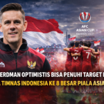 Pelatih baru Timnas Indonesia, John Herdman, buka-bukaan soal target besar yang diberikan PSSI untuk dirinya. Mantan pelatih Timnas Kanada itu optimistis Timnas Indonesia bakal tampil kompetitif di Piala Asia 2027. Herdman baru saja diperkenalkan sebagai pelatih kepala Timnas Indonesia, dan langsung dihadapkan pada target ambisius: membawa Skuad Garuda setidaknya menembus babak delapan besar Piala Asia 2027. “Saya percaya Timnas Indonesia punya materi pemain yang sangat bagus untuk bersaing di level Asia,” ujar Herdman dalam konferensi pers pertamanya. Ia yakin pengalaman yang dimiliki tim saat ini bisa menjadi modal penting untuk tampil maksimal di turnamen nanti. Herdman menegaskan bahwa ia siap menjawab target PSSI. Menurutnya, kombinasi pemain lokal, diaspora, dan naturalisasi memberikan peluang bagi Indonesia untuk tampil kompetitif. "Kami memiliki kesempatan untuk mendorong diri kami dan membuat sejarah dengan pencapaian kami. Itu sangat penting," kata Herdman. Pelatih asal Inggris ini juga menekankan pentingnya Piala Asia sebagai ajang pengalaman berharga bagi pemain Indonesia, terutama bagi mereka yang baru merasakan atmosfer kompetisi turnamen besar. "Beberapa pemain kami belum punya pengalaman bermain di turnamen besar, meski mereka sudah ikut Kualifikasi Piala Dunia. Bagi pemain diaspora dan naturalisasi yang baru, turnamen ini adalah kesempatan untuk merasakan format turnamen yang menuntut kemahiran dan disiplin. Ini pengalaman baru yang sangat menarik bagi mereka," jelas Herdman. Tak hanya itu, Herdman memberikan pesan tegas kepada para pemain: jangan minder bersaing di level Asia. Ia menilai Skuad Garuda memiliki komposisi tim yang berbakat dan seimbang, sehingga berpotensi melangkah jauh. "Kami harus berani bersaing di Piala Asia karena kami memiliki kelompok pemain yang sangat bertalenta. Dengan dukungan dan kepemimpinan yang tepat, kami bisa melakukannya," tambah Herdman. Herdman menutup dengan menekankan bahwa Piala Asia bukan sekadar turnamen, tapi petualangan berharga yang bisa menunjukkan posisi Indonesia di peta sepak bola Asia. "Ini akan jadi pengalaman menarik bagi para pemain. Yang terpenting, kami bisa melihat di mana posisi kami sekarang dan menentukan langkah berikutnya sebagai sebuah negara," pungkasnya. Selain target babak delapan besar di Piala Asia 2027, Herdman juga menyinggung soal proses persiapan Timnas Indonesia ke depannya. Ia berencana menggelar sejumlah TC (Training Camp) internasional untuk mengasah kemampuan pemain dan membiasakan mereka dengan atmosfer kompetisi besar. Herdman ingin pemain Indonesia tidak hanya kuat secara fisik, tapi juga taktikal dan mental ketika menghadapi tim-tim papan atas Asia. “Kami ingin pemain merasakan tekanan kompetisi yang sesungguhnya, bukan hanya di lapangan latihan. Melalui TC dan laga uji coba internasional, kami bisa menilai kesiapan mereka dan memperkuat mental juara,” jelas Herdman. Herdman juga menyinggung soal pemain naturalisasi dan diaspora, yang ia nilai punya potensi besar untuk membawa warna baru dalam permainan Timnas Indonesia. Ia berencana mengintegrasikan mereka dengan pemain lokal, agar chemistry tim bisa terbentuk dengan cepat. Selain itu, Herdman menekankan pentingnya pengembangan pemain muda. Ia ingin memastikan regenerasi di Timnas Indonesia berjalan lancar, sehingga tim ini tidak hanya kompetitif untuk Piala Asia 2027, tapi juga siap menghadapi Piala Dunia U-20 dan kualifikasi Piala Dunia 2030. Tak kalah menarik, Herdman memberi peringatan kepada media dan suporter: meski target babak delapan besar cukup ambisius, proses menuju turnamen besar ini tetap membutuhkan kesabaran, konsistensi, dan dukungan penuh dari semua pihak. Ia menekankan, kesuksesan tim adalah hasil kerja kolektif, bukan instan. “Saya percaya Indonesia punya potensi besar, tapi kita harus membangun fondasi yang kuat dulu. Turnamen besar bukan hanya soal hasil akhir, tapi juga soal perjalanan dan pembelajaran bagi semua pemain,” pungkas Herdman. Dengan visi ini, Herdman tampaknya ingin menjadikan Timnas Indonesia bukan sekadar tim yang ikut turnamen, tapi tim yang siap menunjukkan identitas dan kualitasnya di kancah Asia, sekaligus membangun fondasi jangka panjang untuk sepak bola nasional.