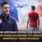 PSSI memastikan pelatih Timnas Indonesia, John Herdman, akan bertolak ke Eropa dalam waktu dekat. Keberangkatan ini bukan sekadar kunjungan biasa, melainkan membawa misi khusus: memantau langsung para pemain diaspora yang saat ini merumput di kompetisi top Benua Biru. Anggota Exco PSSI, Arya Sinulingga, mengonfirmasi agenda tersebut. Meski demikian, PSSI masih menutup rapat negara-negara yang akan menjadi tujuan Herdman selama lawatan Eropa tersebut. Sejauh ini, sejumlah nama andalan Timnas Indonesia memang tengah berkarier di berbagai liga elite Eropa. Jay Idzes, Emil Audero, Kevin Diks, hingga Ole Romeny tersebar di Italia, Jerman, dan Inggris, menjadi bagian dari radar pemantauan tim pelatih. Arya menegaskan, Herdman tidak berangkat dengan tangan kosong. Pelatih asal Inggris itu telah mengantongi basis data lengkap pemain diaspora, yang disusun secara sistematis oleh Direktur Teknik PSSI, Alexander Zwiers. “Sudah. John Herdman akan ke Eropa dan dia sudah mengantongi data pemain. Data itu juga berasal dari Direktur Teknik,” ujar Arya kepada wartawan. Peran Strategis Direktur Teknik Kehadiran Direktur Teknik kini menjadi pembeda utama dalam proses pemilihan pemain Timnas Indonesia. Alih-alih sekadar observasi umum, pemantauan pemain dilakukan melalui analisis data yang lebih terukur dan spesifik, sebelum Herdman turun langsung ke lapangan. Alexander Zwiers berperan penting dalam menyaring pemain-pemain yang memiliki profil teknis dan karakter permainan sesuai dengan kebutuhan sistem Herdman. “Kehadiran Dirtek punya pengaruh besar. Ada rekomendasi juga dari Alex,” kata Arya. “Ini berbeda dengan dulu ketika kita belum punya Direktur Teknik. Dirtek akan mengarahkan John Herdman untuk memantau beberapa pemain tertentu,” lanjutnya. Pemain Keturunan Masuk Radar, Nama Masih Dirahasiakan Tak hanya pemain diaspora yang sudah memperkuat Timnas Indonesia, Herdman juga dijadwalkan memantau sejumlah pemain keturunan yang berpotensi memperkuat skuad Garuda di masa depan. Namun untuk saat ini, PSSI masih memilih menyimpan rapat identitas para pemain tersebut. “Nama-namanya ada. Tapi saya belum bisa sampaikan sekarang,” tutup Arya. Lawatan Herdman ke Eropa ini menjadi sinyal kuat bahwa persiapan Timnas Indonesia dilakukan secara serius dan berbasis data, sekaligus membuka peluang kejutan baru dari deretan pemain diaspora dan keturunan yang siap memperkuat Garuda.