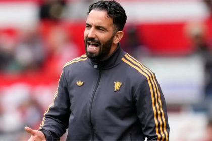 Manajer Manchester United, Ruben Amorim mematok target tinggi jelang kunjungan mereka ke kandang Leeds United. Ia ingin Setan Merah tampil dengan performa terbaik mereka agar menang di laga ini. Manchester United akan melakoni laga tandang di akhir pekan ini. Mereka akan menyambangi markas tim promosi, Leeds United untuk laga pekan ke-20 EPL musim 2025/2026. Leeds sendiri bukan klub yang asing bagi MU. The Whites sudah menjadi rival domestik Setan Merah untuk berpuluh-puluh tahun lamanya. Bagi Ruben Amorim, ini pengalaman pertamanya memimpin MU untuk menghadapi Leeds United. Ia mengaku antusias untuk bisa tampil di laga sarat gengsi ini. Bakal Jadi Pengalaman yang Menarik Dalam konferensi persnya sebelum laga, Amorim ditanyai perasaanya jelang partai derby melawan Leeds United ini. Ia mengetahui bahwa ada rivalitas yang panas antara fans kedua klub, sehingga ia tidak sabar untuk merasakan laga panas tersebut di akhir pekan nanti. "Saya sudah mendengar bahwa pertandingan ini (Leeds vs MU) merupakan sebuah laga derby besar dengan atmosfer yang luar biasa. Mereka (Leeds) adalah rival yang besar untuk klub ini," buka Amorim. Laga Wajib Dimenangkan MU Ruben Amorim menegaskan bahwa MU harus mempersiapkan diri dengan baik untuk pertandingan melawan Leeds nanti. Ia tahu bahwa laga ini bukan laga yang mudah, karena mereka bermain di kandang lawan. Meski begitu, Amorim menegaskan bahwa MU harus bekerja keras untuk memenangkan laga ini, terutama karena kemenangan ini akan memberikan kebahagiaan bagi para pendukung Setan Merah. "Setiap pertandingan di Premier League itu selalu sulit. Saya juga tahu bahwa laga ini punya arti yang besar untuk para fans kami, sehingga kami harus mencoba untuk menang di sana (Elland Road)," pungkas sang manajer. Rekor Apik MU Kontra Leeds Manchester United sendiri punya catatan yang apik saat berjumpa dengan Leeds United. Setan Merah tidak pernah kalah dalam enam pertemuan terakhir mereka melawan The Whites, di mana terakhir kali mereka bermain di Elland Road, MU sudah menang dengan skor 0-2.