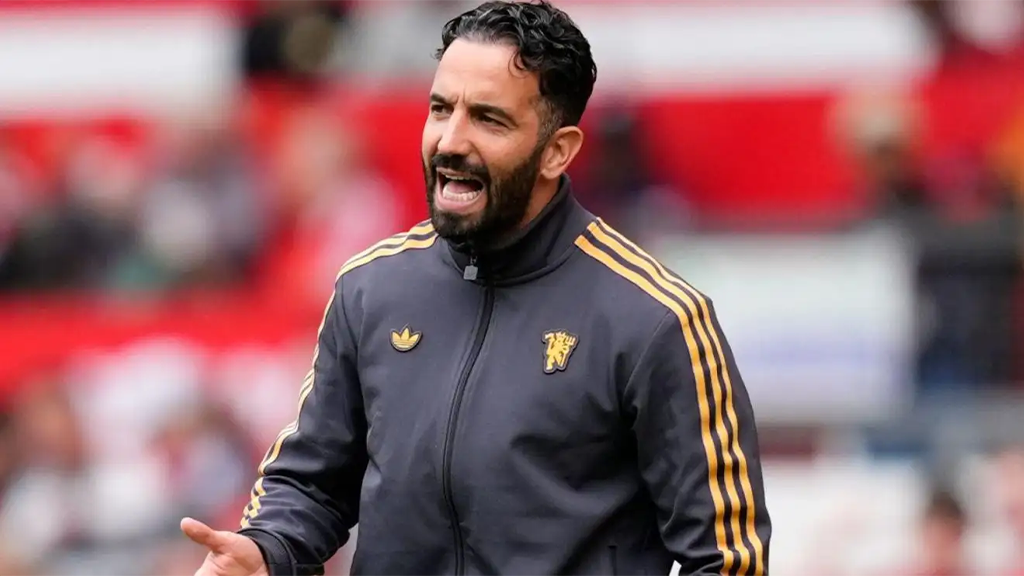 Manajer Manchester United, Ruben Amorim mematok target tinggi jelang kunjungan mereka ke kandang Leeds United. Ia ingin Setan Merah tampil dengan performa terbaik mereka agar menang di laga ini. Manchester United akan melakoni laga tandang di akhir pekan ini. Mereka akan menyambangi markas tim promosi, Leeds United untuk laga pekan ke-20 EPL musim 2025/2026. Leeds sendiri bukan klub yang asing bagi MU. The Whites sudah menjadi rival domestik Setan Merah untuk berpuluh-puluh tahun lamanya. Bagi Ruben Amorim, ini pengalaman pertamanya memimpin MU untuk menghadapi Leeds United. Ia mengaku antusias untuk bisa tampil di laga sarat gengsi ini. Bakal Jadi Pengalaman yang Menarik Dalam konferensi persnya sebelum laga, Amorim ditanyai perasaanya jelang partai derby melawan Leeds United ini. Ia mengetahui bahwa ada rivalitas yang panas antara fans kedua klub, sehingga ia tidak sabar untuk merasakan laga panas tersebut di akhir pekan nanti. "Saya sudah mendengar bahwa pertandingan ini (Leeds vs MU) merupakan sebuah laga derby besar dengan atmosfer yang luar biasa. Mereka (Leeds) adalah rival yang besar untuk klub ini," buka Amorim. Laga Wajib Dimenangkan MU Ruben Amorim menegaskan bahwa MU harus mempersiapkan diri dengan baik untuk pertandingan melawan Leeds nanti. Ia tahu bahwa laga ini bukan laga yang mudah, karena mereka bermain di kandang lawan. Meski begitu, Amorim menegaskan bahwa MU harus bekerja keras untuk memenangkan laga ini, terutama karena kemenangan ini akan memberikan kebahagiaan bagi para pendukung Setan Merah. "Setiap pertandingan di Premier League itu selalu sulit. Saya juga tahu bahwa laga ini punya arti yang besar untuk para fans kami, sehingga kami harus mencoba untuk menang di sana (Elland Road)," pungkas sang manajer. Rekor Apik MU Kontra Leeds Manchester United sendiri punya catatan yang apik saat berjumpa dengan Leeds United. Setan Merah tidak pernah kalah dalam enam pertemuan terakhir mereka melawan The Whites, di mana terakhir kali mereka bermain di Elland Road, MU sudah menang dengan skor 0-2.