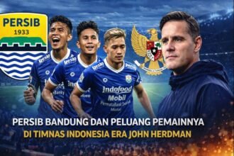 Timnas Indonesia resmi memasuki babak baru. PSSI menunjuk John Herdman sebagai pelatih kepala, sebuah keputusan yang langsung memantik harapan segar bagi arah permainan dan wajah skuad nasional ke depan. Pergantian nahkoda ini bukan sekadar perubahan di pinggir lapangan. Herdman datang dengan filosofi berbeda menekankan detail, intensitas, dan performa nyata. Konsekuensinya jelas: seluruh komposisi pemain kembali terbuka untuk dievaluasi. Di tengah dinamika tersebut, Persib Bandung mencuat sebagai salah satu klub dengan stok pemain yang dinilai siap bersaing di level internasional. Pada periode sebelumnya, sejumlah pemain Maung Bandung rutin menghiasi daftar panggilan Timnas. Namun, era baru selalu membawa kemungkinan baru pula. Di bawah John Herdman, pemain yang sebelumnya jarang mendapat sorotan kini memiliki peluang yang sama, selama mampu menjawab tuntutan permainan. Persib Bandung dalam Peta Timnas Era Baru Pada era Patrick Kluivert, Persib Bandung tercatat sebagai salah satu penyumbang pemain terbanyak ke Timnas Indonesia. Nama-nama seperti Thom Haye, Eliano Reijnders, Marc Klok, hingga Beckham Putra Nugraha menjadi bagian penting dari skuad nasional. Namun, pergantian pelatih otomatis mengubah peta persaingan. Herdman dikenal dengan pendekatan berbasis data dan performa aktual, bukan sekadar reputasi. Hal ini membuka pintu bagi wajah baru yang mampu menunjukkan konsistensi. Menariknya, Persib tampil relatif stabil di berbagai kompetisi musim ini. Konsistensi tersebut menjadi modal kuat bagi para pemainnya untuk kembali masuk radar Timnas Indonesia. Saddil Ramdani, Ancaman Nyata dari Sektor Sayap Saddil Ramdani menjadi salah satu nama yang layak mendapat perhatian. Bersama Persib, winger berusia 27 tahun ini tampil konsisten di level domestik maupun Asia. Di BRI Super League, Saddil mencatatkan 15 penampilan dengan kontribusi dua gol dan satu assist. Sementara di AFC Champions League Two, ia menambah satu gol dari lima pertandingan. Lebih dari sekadar angka, Saddil menawarkan karakter pemain sayap modern cepat, agresif, dan berani mengambil duel satu lawan satu. Tipikal ini selaras dengan kebutuhan permainan dinamis yang berpotensi dikembangkan John Herdman di Timnas Indonesia. Adam Alis, Kematangan yang Tak Bisa Diabaikan Di lini tengah, Adam Alis menunjukkan peran yang semakin krusial. Gelandang berusia 32 tahun ini tampil matang, tenang, dan disiplin dalam mengatur tempo permainan Persib. Keberadaannya kerap menjadi solusi ketika tim mengalami kebuntuan. Kolaborasinya bersama Thom Haye dan Marc Klok menghadirkan keseimbangan antara kreativitas dan stabilitas. Salah satu momen paling mencolok terjadi saat Persib menghadapi Selangor FC di AFC Champions League Two. Masuk dari bangku cadangan, Adam Alis mencetak dua gol dan berperan besar dalam kemenangan dramatis 3-2 sebuah bukti bahwa pengalaman masih punya nilai tinggi. Alfeandra Dewangga dan Grafik Menanjak Nama lain yang tak kalah menarik adalah Alfeandra Dewangga. Musim ini, pemain berusia 24 tahun tersebut mulai menemukan ritme terbaiknya bersama Persib. Dipercaya mengisi posisi bek kiri oleh pelatih Bojan Hodak, Dewangga menunjukkan perkembangan signifikan baik dalam bertahan maupun membantu serangan. Adaptasinya terbilang cepat. Padahal, pada awal musim ia sempat kesulitan menembus tim inti. Setelah menunggu hingga 11 pertandingan, kesabaran itu akhirnya terbayar dengan kesempatan bermain reguler. Dengan konsistensi yang terus meningkat, Dewangga kini layak kembali diperhitungkan. Peluangnya memperkuat Timnas Indonesia pun terbuka lebar seiring performa stabilnya bersama Persib Bandung.