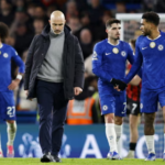 Keputusan besar kembali diambil Chelsea, dan sekali lagi memantik kontroversi besar. Klub asal London Barat itu resmi memecat Enzo Maresca meski musim belum benar-benar keluar jalur. Pemecatan tersebut langsung memunculkan tanda tanya besar di kalangan publik sepak bola. Pasalnya, Chelsea masih berada di papan atas Liga Inggris dan bertahan di sejumlah kompetisi penting. Manajemen klub berdalih langkah ini diambil demi menjaga ambisi bersaing di level tertinggi. Namun, alasan itu justru dinilai tak sejalan dengan situasi tim yang relatif stabil. Tak butuh waktu lama, keputusan ini pun memicu reaksi berantai dari para netizen, termasuk dari pendukung The Blues sendiri. Sebutan Chelsea sebagai klub dengan manajemen terburuk akhirnya mencuat ke permukaan. Gelombang Kritik Fans: Chelsea Dinilai Salah Urus Pemecatan Enzo Maresca langsung disambut gelombang reaksi dari fans, baik pendukung sendiri maupun rival. Banyak yang menilai Chelsea kembali mengulangi kesalahan lama dengan terburu-buru mengganti pelatih. Secara posisi, The Blues masih berada di peringkat kelima Premier League, tetap berlaga di Liga Champions, serta bertahan di Piala FA dan Piala Carabao. Fakta tersebut membuat keputusan manajemen semakin sulit dipahami. Di media sosial, kritik tajam bermunculan dengan nada sinis dan frustrasi. Sejumlah penggemar menilai proyek jangka panjang kembali dikorbankan oleh kebijakan jangka pendek. Salah satu komentar keras datang dari @ClinicalKai yang menulis: "Chelsea di bawah Clearlake adalah klub yang dikelola paling buruk dalam sejarah olahraga." @The_Sambu berkata: "Kita tidak akan pernah keluar dari kesulitan dalam waktu dekat dengan Eghbali sebagai pemimpin Chelsea. Ini akan menjadi polanya. Membangun proyek yang mundur!" @MajidMheiri menambahkan: "Bagus.. mari kita cari manajer League One dan meremehkan klub kita, terutama ketika akhirnya sudah stabil. Memecat Maresca setelah dia akhirnya membawa kita kembali meraih trofi dengan tim termuda dalam sejarah Premier League adalah sesuatu yang mungkin akan kita sesali nanti." Pat Nevin Tak Kaget Maresca Didepak Di tengah riuh reaksi publik, mantan pemain Chelsea Pat Nevin memberikan pandangannya. Ia mengaku sama sekali tidak terkejut dengan keputusan klub memecat Enzo Maresca. Menurut Nevin, dinamika internal Chelsea selama bertahun-tahun memang membuat posisi pelatih selalu rapuh. Kritik terbuka terhadap dewan direksi kerap berujung pada akhir masa jabatan seorang manajer. Nevin menilai momen krusial terjadi setelah Maresca melontarkan pernyataan usai laga melawan Everton. Sejak saat itu, ia merasa nasib pelatih asal Italia tersebut sudah hampir pasti. Ia mengatakan kepada BBC: "Tidak terkejut, tidak kaget. Sedikit terkejut, tetapi tidak lebih dari itu. Selama bertahun-tahun, lihat berapa banyak manajer yang mengkritik dewan direksi mereka dan kemudian selamat dari krisis berikutnya. Jumlahnya sangat sedikit.” "Begitu ia mengatakan apa yang ia katakan setelah pertandingan melawan Everton, saya pikir hari-harinya sudah dihitung. Saya tahu bagaimana reaksi anggota dewan direksi - mereka dapat mentolerir apa pun selama manajer yang menerima kritik.”
