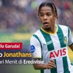 Miliano Jonathans memilih bersikap realistis. Di tengah sorotan publik usai debutnya di Eredivisie, pemain muda Excelsior itu menegaskan bahwa fokus utamanya saat ini bukan memburu panggilan timnas Indonesia, melainkan memantapkan karier di level klub dan mengamankan menit bermain reguler. Jonathans baru saja mencatatkan penampilan perdananya bersama Excelsior saat menghadapi Telstar dalam lanjutan Eredivisie Belanda pada 18 Januari 2026. Laga tersebut berakhir imbang 2-2, namun menjadi momen penting bagi Jonathans—sebuah langkah awal untuk bersaing di kompetisi tertinggi sepak bola Belanda. Alih-alih langsung membicarakan peluang kembali ke skuad Garuda, Jonathans memilih menahan ambisi jangka pendeknya. Baginya, konsistensi bermain di klub adalah fondasi utama untuk berkembang sebagai pemain profesional. “Saya benar-benar ingin kembali ke skuad. Selalu menjadi kehormatan membela negara saya,” ujar Jonathans. “Namun sekarang saya tidak memikirkan itu. Fokus saya hanya mendapatkan waktu bermain di Excelsior dan berkembang sebaik mungkin,” imbuhnya. Fokus Klub, Bukan Sekadar Panggilan Timnas Jonathans meyakini bahwa menit bermain di kompetisi Eropa memiliki peran besar dalam mematangkan kualitas permainan. Karena itu, ia belum menjadikan panggilan ke timnas senior Indonesia—yang kini ditangani John Herdman—sebagai prioritas utama. Pendekatan ini mencerminkan sikap dewasa seorang pemain muda yang memahami bahwa perkembangan jangka panjang lebih penting dibanding euforia sesaat. Baginya, tampil konsisten di Eredivisie adalah jalan terbaik untuk meningkatkan level permainan sekaligus memperbesar peluang di masa depan. Rekam Jejak Bersama Timnas Tetap Terjaga Meski fokusnya kini tertuju pada Excelsior, hubungan Jonathans dengan timnas Indonesia tetap terjaga dengan baik. Sejak resmi menjadi Warga Negara Indonesia pada Agustus 2025, ia telah mencatatkan empat caps bersama timnas senior. Debutnya terjadi dalam laga uji coba melawan China Taipei di era Patrick Kluivert. Setelah itu, Jonathans dipercaya tampil sebagai starter saat menghadapi Lebanon, serta turun bermain di kualifikasi Piala Dunia 2026 melawan Arab Saudi dan Irak. Pengalaman tersebut menjadi bekal berharga, sekaligus mempertegas posisinya sebagai salah satu pemain diaspora yang masuk radar timnas Indonesia. Popularitas Meningkat, Fokus Tetap di Lapangan Jonathans juga merasakan langsung besarnya antusiasme publik Indonesia. Ia mengakui dukungan suporter Tanah Air sangat masif dan berbeda dibanding atmosfer sepak bola di Belanda. Popularitas pemain diaspora, menurutnya, kerap melonjak tajam setelah membela timnas. Namun, sorotan tersebut tak membuatnya larut. Jonathans menegaskan bahwa fokus utamanya tetap berada di atas lapangan, bukan pada jumlah pengikut media sosial atau perhatian publik semata. Pintu Timnas Tetap Terbuka Menatap ke depan, Jonathans tetap membuka peluang untuk kembali mengenakan seragam Garuda. Ajang FIFA Series pada Maret mendatang menjadi salah satu target realistis yang ada di benaknya. “Saya tidak tahu apakah itu akan memengaruhi keputusan pelatih tentang apakah saya akan masuk tim atau tidak,” ujarnya. “Namun saya tidak memikirkan itu sekarang. Saya hanya ingin mendapatkan waktu bermain di Excelsior dan mengembangkan diri sebaik mungkin. Saya pikir itu yang terpenting saat ini,” tegas Jonathans. Dengan pendekatan yang tenang dan fokus pada proses, Jonathans menunjukkan bahwa ambisi besar tak selalu harus dikejar dengan tergesa-gesa. Baginya, membangun fondasi kuat di level klub adalah langkah terbaik sebelum kembali melangkah bersama timnas Indonesia.