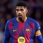 Hansi Flick belum berani memberikan jaminan soal kembalinya Ronald Araujo ke jantung pertahanan Barcelona. Sang manajer masih menyimpan teka-teki besar jelang laga semifinal Piala Super Spanyol di Arab Saudi. Blaugrana dijadwalkan menghadapi Athletic Bilbao pada Kamis (8/1/2026) dini hari WIB. Laga ini menjadi ujian krusial sebelum potensi El Clasico di partai puncak. Namun, fokus Hansi Flick justru terpecah pada kondisi fisik bek andalannya tersebut. Araujo baru saja kembali berlatih setelah absen selama tiga pekan karena urusan pribadi. Situasi ini memaksa Flick berpikir keras. Meski keinginan untuk memainkannya ada, realitas di lapangan latihan mungkin berkata lain. Misteri Kondisi Ronald Araujo Bek asal Uruguay itu tercatat sudah tidak merumput selama lebih dari sebulan. Kondisi fisiknya diyakini belum mencapai level 100 persen jelang laga krusial ini. Laporan terbaru menyebutkan Barcelona sebenarnya berencana mengistirahatkannya hingga turnamen usai. Namun, Flick enggan menutup pintu sepenuhnya dan masih menunggu perkembangan terakhir. "Kami akan melihatnya dalam latihan. Saya ingin berbicara dengannya. Kami belum memutuskan," ungkap Flick kepada awak media. "Jika dia siap, mungkin kami akan mengubah sesuatu. (Tapi) saat ini, dia tidak ada dalam rencana kami," tambahnya realistis. Alarm Bahaya Lini Belakang Keraguan Flick bukan tanpa alasan. Ia menuntut perbaikan signifikan di lini pertahanan usai kemenangan yang dinilainya "kurang pantas" saat melawan Espanyol di derbi Catalan. Kesalahan serupa haram terulang saat menghadapi Athletic Bilbao. Lawan kali ini memiliki opsi serangan yang jauh lebih mematikan dan variatif. "Kami bermain melawan tim-tim terbaik di Spanyol. Athletic memiliki banyak opsi serangan dan itu tidak akan mudah," tegas pelatih asal Jerman tersebut. "Jika kami melakukan kesalahan yang sama seperti di derbi, itu tidak akan mudah. Kami perlu bermain jauh lebih baik dalam bertahan. Terkadang kami kehilangan koneksi itu," lanjutnya memberi peringatan. Dilema Lini Depan: Torres atau Lewy? Selain pertahanan, Flick juga dihadapkan pada "masalah mewah" di lini serang. Ferran Torres dan Robert Lewandowski sama-sama menunjukkan kualitasnya di momen berbeda. Torres tampil sebagai starter di derbi meski performanya terbilang senyap. Sebaliknya, Lewandowski justru meledak dengan mencetak gol krusial meski baru masuk di 15 menit terakhir. "Di klub seperti Barca, ada dua pemain level atas di setiap posisi. Ferran telah bermain baik dan mencetak gol, tetapi begitu juga Robert," puji Flick. "Mereka berdua memiliki sikap yang baik dalam latihan dan ketika mereka berada di bangku cadangan. Lewy mencetak gol kedua dalam derbi. Itu yang ingin saya lihat. Semua orang harus memberikan yang terbaik untuk tim," imbuhnya. Teka-teki Jenderal Lapangan Tengah Sektor gelandang juga tak luput dari sorotan taktik Flick. Performa apik Eric Garcia menimbulkan pertanyaan soal posisi Frenkie de Jong dan Pedri. Flick menekankan bahwa kunci permainannya justru terletak pada peran "Nomor 10". Ia mencontohkan dampak positif yang diberikan Fermin Lopez di posisi tersebut. "Eric telah menunjukkan dia bisa bermain di banyak posisi. Frenkie telah bermain baik sebagai gelandang bertahan. Pedri cedera dan kami harus beradaptasi," analisis Flick. "Hal yang paling penting, dan kami melihatnya di derbi, adalah siapa yang bermain sebagai nomor 10. Dengan Fermin, itu sangat bagus. Itu yang kami butuhkan di posisi itu. Tingkat intensitas tinggi, lari dari dalam ke belakang," pungkasnya.