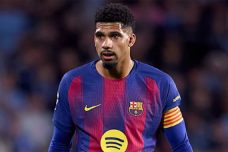 Hansi Flick belum berani memberikan jaminan soal kembalinya Ronald Araujo ke jantung pertahanan Barcelona. Sang manajer masih menyimpan teka-teki besar jelang laga semifinal Piala Super Spanyol di Arab Saudi. Blaugrana dijadwalkan menghadapi Athletic Bilbao pada Kamis (8/1/2026) dini hari WIB. Laga ini menjadi ujian krusial sebelum potensi El Clasico di partai puncak. Namun, fokus Hansi Flick justru terpecah pada kondisi fisik bek andalannya tersebut. Araujo baru saja kembali berlatih setelah absen selama tiga pekan karena urusan pribadi. Situasi ini memaksa Flick berpikir keras. Meski keinginan untuk memainkannya ada, realitas di lapangan latihan mungkin berkata lain. Misteri Kondisi Ronald Araujo Bek asal Uruguay itu tercatat sudah tidak merumput selama lebih dari sebulan. Kondisi fisiknya diyakini belum mencapai level 100 persen jelang laga krusial ini. Laporan terbaru menyebutkan Barcelona sebenarnya berencana mengistirahatkannya hingga turnamen usai. Namun, Flick enggan menutup pintu sepenuhnya dan masih menunggu perkembangan terakhir. "Kami akan melihatnya dalam latihan. Saya ingin berbicara dengannya. Kami belum memutuskan," ungkap Flick kepada awak media. "Jika dia siap, mungkin kami akan mengubah sesuatu. (Tapi) saat ini, dia tidak ada dalam rencana kami," tambahnya realistis. Alarm Bahaya Lini Belakang Keraguan Flick bukan tanpa alasan. Ia menuntut perbaikan signifikan di lini pertahanan usai kemenangan yang dinilainya "kurang pantas" saat melawan Espanyol di derbi Catalan. Kesalahan serupa haram terulang saat menghadapi Athletic Bilbao. Lawan kali ini memiliki opsi serangan yang jauh lebih mematikan dan variatif. "Kami bermain melawan tim-tim terbaik di Spanyol. Athletic memiliki banyak opsi serangan dan itu tidak akan mudah," tegas pelatih asal Jerman tersebut. "Jika kami melakukan kesalahan yang sama seperti di derbi, itu tidak akan mudah. Kami perlu bermain jauh lebih baik dalam bertahan. Terkadang kami kehilangan koneksi itu," lanjutnya memberi peringatan. Dilema Lini Depan: Torres atau Lewy? Selain pertahanan, Flick juga dihadapkan pada "masalah mewah" di lini serang. Ferran Torres dan Robert Lewandowski sama-sama menunjukkan kualitasnya di momen berbeda. Torres tampil sebagai starter di derbi meski performanya terbilang senyap. Sebaliknya, Lewandowski justru meledak dengan mencetak gol krusial meski baru masuk di 15 menit terakhir. "Di klub seperti Barca, ada dua pemain level atas di setiap posisi. Ferran telah bermain baik dan mencetak gol, tetapi begitu juga Robert," puji Flick. "Mereka berdua memiliki sikap yang baik dalam latihan dan ketika mereka berada di bangku cadangan. Lewy mencetak gol kedua dalam derbi. Itu yang ingin saya lihat. Semua orang harus memberikan yang terbaik untuk tim," imbuhnya. Teka-teki Jenderal Lapangan Tengah Sektor gelandang juga tak luput dari sorotan taktik Flick. Performa apik Eric Garcia menimbulkan pertanyaan soal posisi Frenkie de Jong dan Pedri. Flick menekankan bahwa kunci permainannya justru terletak pada peran "Nomor 10". Ia mencontohkan dampak positif yang diberikan Fermin Lopez di posisi tersebut. "Eric telah menunjukkan dia bisa bermain di banyak posisi. Frenkie telah bermain baik sebagai gelandang bertahan. Pedri cedera dan kami harus beradaptasi," analisis Flick. "Hal yang paling penting, dan kami melihatnya di derbi, adalah siapa yang bermain sebagai nomor 10. Dengan Fermin, itu sangat bagus. Itu yang kami butuhkan di posisi itu. Tingkat intensitas tinggi, lari dari dalam ke belakang," pungkasnya.