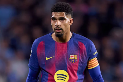 Hansi Flick belum berani memberikan jaminan soal kembalinya Ronald Araujo ke jantung pertahanan Barcelona. Sang manajer masih menyimpan teka-teki besar jelang laga semifinal Piala Super Spanyol di Arab Saudi. Blaugrana dijadwalkan menghadapi Athletic Bilbao pada Kamis (8/1/2026) dini hari WIB. Laga ini menjadi ujian krusial sebelum potensi El Clasico di partai puncak. Namun, fokus Hansi Flick justru terpecah pada kondisi fisik bek andalannya tersebut. Araujo baru saja kembali berlatih setelah absen selama tiga pekan karena urusan pribadi. Situasi ini memaksa Flick berpikir keras. Meski keinginan untuk memainkannya ada, realitas di lapangan latihan mungkin berkata lain. Misteri Kondisi Ronald Araujo Bek asal Uruguay itu tercatat sudah tidak merumput selama lebih dari sebulan. Kondisi fisiknya diyakini belum mencapai level 100 persen jelang laga krusial ini. Laporan terbaru menyebutkan Barcelona sebenarnya berencana mengistirahatkannya hingga turnamen usai. Namun, Flick enggan menutup pintu sepenuhnya dan masih menunggu perkembangan terakhir. "Kami akan melihatnya dalam latihan. Saya ingin berbicara dengannya. Kami belum memutuskan," ungkap Flick kepada awak media. "Jika dia siap, mungkin kami akan mengubah sesuatu. (Tapi) saat ini, dia tidak ada dalam rencana kami," tambahnya realistis. Alarm Bahaya Lini Belakang Keraguan Flick bukan tanpa alasan. Ia menuntut perbaikan signifikan di lini pertahanan usai kemenangan yang dinilainya "kurang pantas" saat melawan Espanyol di derbi Catalan. Kesalahan serupa haram terulang saat menghadapi Athletic Bilbao. Lawan kali ini memiliki opsi serangan yang jauh lebih mematikan dan variatif. "Kami bermain melawan tim-tim terbaik di Spanyol. Athletic memiliki banyak opsi serangan dan itu tidak akan mudah," tegas pelatih asal Jerman tersebut. "Jika kami melakukan kesalahan yang sama seperti di derbi, itu tidak akan mudah. Kami perlu bermain jauh lebih baik dalam bertahan. Terkadang kami kehilangan koneksi itu," lanjutnya memberi peringatan. Dilema Lini Depan: Torres atau Lewy? Selain pertahanan, Flick juga dihadapkan pada "masalah mewah" di lini serang. Ferran Torres dan Robert Lewandowski sama-sama menunjukkan kualitasnya di momen berbeda. Torres tampil sebagai starter di derbi meski performanya terbilang senyap. Sebaliknya, Lewandowski justru meledak dengan mencetak gol krusial meski baru masuk di 15 menit terakhir. "Di klub seperti Barca, ada dua pemain level atas di setiap posisi. Ferran telah bermain baik dan mencetak gol, tetapi begitu juga Robert," puji Flick. "Mereka berdua memiliki sikap yang baik dalam latihan dan ketika mereka berada di bangku cadangan. Lewy mencetak gol kedua dalam derbi. Itu yang ingin saya lihat. Semua orang harus memberikan yang terbaik untuk tim," imbuhnya. Teka-teki Jenderal Lapangan Tengah Sektor gelandang juga tak luput dari sorotan taktik Flick. Performa apik Eric Garcia menimbulkan pertanyaan soal posisi Frenkie de Jong dan Pedri. Flick menekankan bahwa kunci permainannya justru terletak pada peran "Nomor 10". Ia mencontohkan dampak positif yang diberikan Fermin Lopez di posisi tersebut. "Eric telah menunjukkan dia bisa bermain di banyak posisi. Frenkie telah bermain baik sebagai gelandang bertahan. Pedri cedera dan kami harus beradaptasi," analisis Flick. "Hal yang paling penting, dan kami melihatnya di derbi, adalah siapa yang bermain sebagai nomor 10. Dengan Fermin, itu sangat bagus. Itu yang kami butuhkan di posisi itu. Tingkat intensitas tinggi, lari dari dalam ke belakang," pungkasnya.