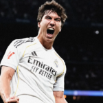 Real Madrid mengalahkan Real Betis dengan skor telak 5-1 pada pekan ke-19 La Liga 2025/2026. Duel ini berlangsung di Santiago Bernabeu, Minggu (4/1/2026) malam WIB, kick-off jam 22.15. Los Blancos tampil dominan dan memaksimalkan momentum sejak babak pertama. Gonzalo Garcia mencuri sorotan lewat hattrick, sementara gol tambahan dicetak Raul Asencio dan Fran Garcia, sedangkan Betis hanya mampu membalas lewat Cucho Hernandez. Kemenangan ini membuat Real Madrid tetap menempel ketat papan atas klasemen di posisi kedua dengan 45 poin. Real Betis harus puas tertahan di peringkat keenam dengan koleksi 28 poin. Babak Pertama Real Madrid langsung menekan sejak awal laga, dengan Vinicius Junior menjadi motor serangan dari sisi kiri. Beberapa kali Betis dipaksa bertahan dalam blok rendah untuk meredam agresivitas tuan rumah. Peluang berbahaya pertama datang pada menit ketujuh saat Vinicius terjatuh di kotak penalti, namun wasit menilai tidak ada pelanggaran. Tekanan berlanjut dan membuat lini belakang Betis bekerja ekstra keras. Kebuntuan pecah pada menit ke-20 melalui situasi bola mati. Rodrygo mengirimkan umpan bebas terukur ke tiang jauh, disambut sundulan Gonzalo Garcia yang mengarah ke sudut bawah gawang tanpa mampu dihalau Alvaro Valles. Setelah unggul, Madrid tetap mendominasi penguasaan bola, meski beberapa peluang dari Camavinga dan Tchouameni belum membuahkan hasil. Betis sesekali merespons lewat tembakan jarak jauh Nelson Deossa. Peluang terbaik Betis di babak pertama hadir menjelang turun minum melalui sundulan Cucho Hernandez. Namun, arah bola masih melebar dan tak cukup menguji Thibaut Courtois. Hingga tambahan waktu berakhir, Madrid mempertahankan keunggulan 1-0 dengan kontrol permainan yang relatif aman. Babak Kedua Madrid membuka babak kedua dengan tempo tinggi dan langsung menggandakan keunggulan pada menit ke-50. Federico Valverde mengirim umpan akurat yang dikontrol Gonzalo Garcia sebelum diselesaikan dengan tembakan keras ke pojok gawang. Tekanan tuan rumah berlanjut dan berbuah gol ketiga enam menit kemudian. Dari sepak pojok Rodrygo, Raul Asencio menyundul bola dengan sempurna ke sudut atas gawang Betis. Real Betis sempat bangkit dan memperkecil ketertinggalan pada menit ke-66. Cucho Hernandez memanfaatkan kesalahan koordinasi lini belakang Madrid, melewati Courtois, lalu mencetak gol ke gawang kosong. Momentum Betis nyaris berlanjut ketika Rodrigo Riquelme dan Giovani Lo Celso sama-sama membentur tiang gawang. Namun, Madrid bertahan dengan disiplin dan kembali mengambil alih kendali. Pada menit ke-82, Gonzalo Garcia memastikan hattrick setelah menerima assist Arda Guler dan menyelesaikannya dengan sentuhan cerdas ke sudut gawang. Gol ini praktis mematikan perlawanan Betis. Pesta gol ditutup pada masa injury time ketika Fran Garcia menuntaskan umpan silang Valverde di tiang jauh. Skor 5-1 bertahan hingga laga usai, menandai malam sempurna bagi pasukan Xabi Alonso.