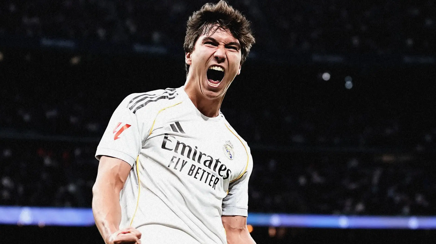 Real Madrid mengalahkan Real Betis dengan skor telak 5-1 pada pekan ke-19 La Liga 2025/2026. Duel ini berlangsung di Santiago Bernabeu, Minggu (4/1/2026) malam WIB, kick-off jam 22.15. Los Blancos tampil dominan dan memaksimalkan momentum sejak babak pertama. Gonzalo Garcia mencuri sorotan lewat hattrick, sementara gol tambahan dicetak Raul Asencio dan Fran Garcia, sedangkan Betis hanya mampu membalas lewat Cucho Hernandez. Kemenangan ini membuat Real Madrid tetap menempel ketat papan atas klasemen di posisi kedua dengan 45 poin. Real Betis harus puas tertahan di peringkat keenam dengan koleksi 28 poin. Babak Pertama Real Madrid langsung menekan sejak awal laga, dengan Vinicius Junior menjadi motor serangan dari sisi kiri. Beberapa kali Betis dipaksa bertahan dalam blok rendah untuk meredam agresivitas tuan rumah. Peluang berbahaya pertama datang pada menit ketujuh saat Vinicius terjatuh di kotak penalti, namun wasit menilai tidak ada pelanggaran. Tekanan berlanjut dan membuat lini belakang Betis bekerja ekstra keras. Kebuntuan pecah pada menit ke-20 melalui situasi bola mati. Rodrygo mengirimkan umpan bebas terukur ke tiang jauh, disambut sundulan Gonzalo Garcia yang mengarah ke sudut bawah gawang tanpa mampu dihalau Alvaro Valles. Setelah unggul, Madrid tetap mendominasi penguasaan bola, meski beberapa peluang dari Camavinga dan Tchouameni belum membuahkan hasil. Betis sesekali merespons lewat tembakan jarak jauh Nelson Deossa. Peluang terbaik Betis di babak pertama hadir menjelang turun minum melalui sundulan Cucho Hernandez. Namun, arah bola masih melebar dan tak cukup menguji Thibaut Courtois. Hingga tambahan waktu berakhir, Madrid mempertahankan keunggulan 1-0 dengan kontrol permainan yang relatif aman. Babak Kedua Madrid membuka babak kedua dengan tempo tinggi dan langsung menggandakan keunggulan pada menit ke-50. Federico Valverde mengirim umpan akurat yang dikontrol Gonzalo Garcia sebelum diselesaikan dengan tembakan keras ke pojok gawang. Tekanan tuan rumah berlanjut dan berbuah gol ketiga enam menit kemudian. Dari sepak pojok Rodrygo, Raul Asencio menyundul bola dengan sempurna ke sudut atas gawang Betis. Real Betis sempat bangkit dan memperkecil ketertinggalan pada menit ke-66. Cucho Hernandez memanfaatkan kesalahan koordinasi lini belakang Madrid, melewati Courtois, lalu mencetak gol ke gawang kosong. Momentum Betis nyaris berlanjut ketika Rodrigo Riquelme dan Giovani Lo Celso sama-sama membentur tiang gawang. Namun, Madrid bertahan dengan disiplin dan kembali mengambil alih kendali. Pada menit ke-82, Gonzalo Garcia memastikan hattrick setelah menerima assist Arda Guler dan menyelesaikannya dengan sentuhan cerdas ke sudut gawang. Gol ini praktis mematikan perlawanan Betis. Pesta gol ditutup pada masa injury time ketika Fran Garcia menuntaskan umpan silang Valverde di tiang jauh. Skor 5-1 bertahan hingga laga usai, menandai malam sempurna bagi pasukan Xabi Alonso.