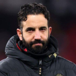 Manchester United resmi mengumumkan pemecatan Ruben Amorim dari jabatan pelatih kepala. Keputusan ini diambil setelah hubungan Amorim dengan manajemen klub memburuk dalam waktu singkat. Pelatih asal Portugal ini diangkat pada November 2024 menggantikan Erik ten Hag. Namun, sejumlah masalah internal membuat performanya di Old Trafford gagal memuaskan pihak klub. Puncaknya terjadi pada pertandingan terakhir melawan Leeds, di mana Amorim menyinggung manajemen klub secara terbuka. Red Devils pun akhirnya mengonfirmasi kepergian pelatih 37 tahun itu melalui pernyataan resmi. Darren Fletcher ditunjuk sebagai pelatih sementara untuk menghadapi Burnley pada laga berikutnya. Klub menyampaikan terima kasih atas kontribusi Amorim dan berharap yang terbaik untuk masa depannya. Alasan Pemecatan Ruben Amorim Amorim sempat membawa MU ke final Liga Europa 2025 di Bilbao. Namun, prestasi itu tidak mampu menutupi catatan buruk klub di Premier League, yang berakhir di posisi 15 pada musim sebelumnya. Investasi besar dilakukan MU pada bursa transfer musim panas, termasuk kedatangan Benjamin Sesko, Bryan Mbeumo, dan Matheus Cunha dengan total biaya lebih dari 200 juta pounds. Meski demikian, tim tetap tampil inkonsisten di Liga Inggris musim ini. Dalam 20 laga Premier League terakhir, MU hanya mencatat delapan kemenangan, tujuh hasil imbang, dan lima kekalahan. Rangkaian hasil buruk itu termasuk hanya satu kemenangan dari lima laga terakhir, yang memicu ketegangan antara Amorim dan manajemen. Amorim sempat mengkritik pihak klub, menegaskan bahwa ia ingin memimpin tim lebih dari sekadar pelatih biasa. Pernyataan itu menjadi faktor penentu yang membuat manajemen memutuskan perubahan di kursi pelatih. Pernyataan Lengkap Manchester United Manchester United merilis pernyataan resmi terkait pemecatan Ruben Amorim. Klub menegaskan bahwa waktu yang tepat untuk melakukan perubahan sudah tiba demi kepentingan tim. "Ruben Amorim telah meninggalkan jabatannya sebagai Pelatih Kepala Manchester United," bunyi pernyataan klub. "Ruben diangkat pada November 2024 dan berhasil membawa tim ke final Liga Europa di Bilbao pada bulan Mei. "Dengan Manchester United berada di peringkat keenam Premier League, manajemen klub dengan berat hati memutuskan bahwa sekarang adalah waktu yang tepat untuk melakukan perubahan. Langkah ini diharapkan memberikan tim peluang terbaik untuk meraih posisi tertinggi di Premier League. "Klub ingin menyampaikan terima kasih kepada Ruben atas kontribusinya dan mendoakan yang terbaik untuk masa depannya. "Darren Fletcher akan memimpin tim menghadapi Burnley pada hari Rabu."