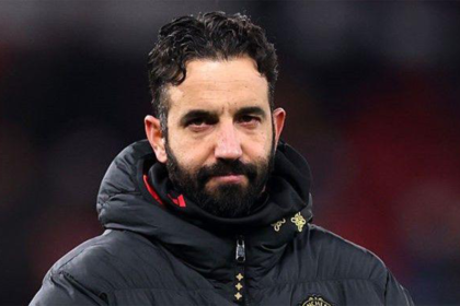 Manchester United resmi mengumumkan pemecatan Ruben Amorim dari jabatan pelatih kepala. Keputusan ini diambil setelah hubungan Amorim dengan manajemen klub memburuk dalam waktu singkat. Pelatih asal Portugal ini diangkat pada November 2024 menggantikan Erik ten Hag. Namun, sejumlah masalah internal membuat performanya di Old Trafford gagal memuaskan pihak klub. Puncaknya terjadi pada pertandingan terakhir melawan Leeds, di mana Amorim menyinggung manajemen klub secara terbuka. Red Devils pun akhirnya mengonfirmasi kepergian pelatih 37 tahun itu melalui pernyataan resmi. Darren Fletcher ditunjuk sebagai pelatih sementara untuk menghadapi Burnley pada laga berikutnya. Klub menyampaikan terima kasih atas kontribusi Amorim dan berharap yang terbaik untuk masa depannya. Alasan Pemecatan Ruben Amorim Amorim sempat membawa MU ke final Liga Europa 2025 di Bilbao. Namun, prestasi itu tidak mampu menutupi catatan buruk klub di Premier League, yang berakhir di posisi 15 pada musim sebelumnya. Investasi besar dilakukan MU pada bursa transfer musim panas, termasuk kedatangan Benjamin Sesko, Bryan Mbeumo, dan Matheus Cunha dengan total biaya lebih dari 200 juta pounds. Meski demikian, tim tetap tampil inkonsisten di Liga Inggris musim ini. Dalam 20 laga Premier League terakhir, MU hanya mencatat delapan kemenangan, tujuh hasil imbang, dan lima kekalahan. Rangkaian hasil buruk itu termasuk hanya satu kemenangan dari lima laga terakhir, yang memicu ketegangan antara Amorim dan manajemen. Amorim sempat mengkritik pihak klub, menegaskan bahwa ia ingin memimpin tim lebih dari sekadar pelatih biasa. Pernyataan itu menjadi faktor penentu yang membuat manajemen memutuskan perubahan di kursi pelatih. Pernyataan Lengkap Manchester United Manchester United merilis pernyataan resmi terkait pemecatan Ruben Amorim. Klub menegaskan bahwa waktu yang tepat untuk melakukan perubahan sudah tiba demi kepentingan tim. "Ruben Amorim telah meninggalkan jabatannya sebagai Pelatih Kepala Manchester United," bunyi pernyataan klub. "Ruben diangkat pada November 2024 dan berhasil membawa tim ke final Liga Europa di Bilbao pada bulan Mei. "Dengan Manchester United berada di peringkat keenam Premier League, manajemen klub dengan berat hati memutuskan bahwa sekarang adalah waktu yang tepat untuk melakukan perubahan. Langkah ini diharapkan memberikan tim peluang terbaik untuk meraih posisi tertinggi di Premier League. "Klub ingin menyampaikan terima kasih kepada Ruben atas kontribusinya dan mendoakan yang terbaik untuk masa depannya. "Darren Fletcher akan memimpin tim menghadapi Burnley pada hari Rabu."