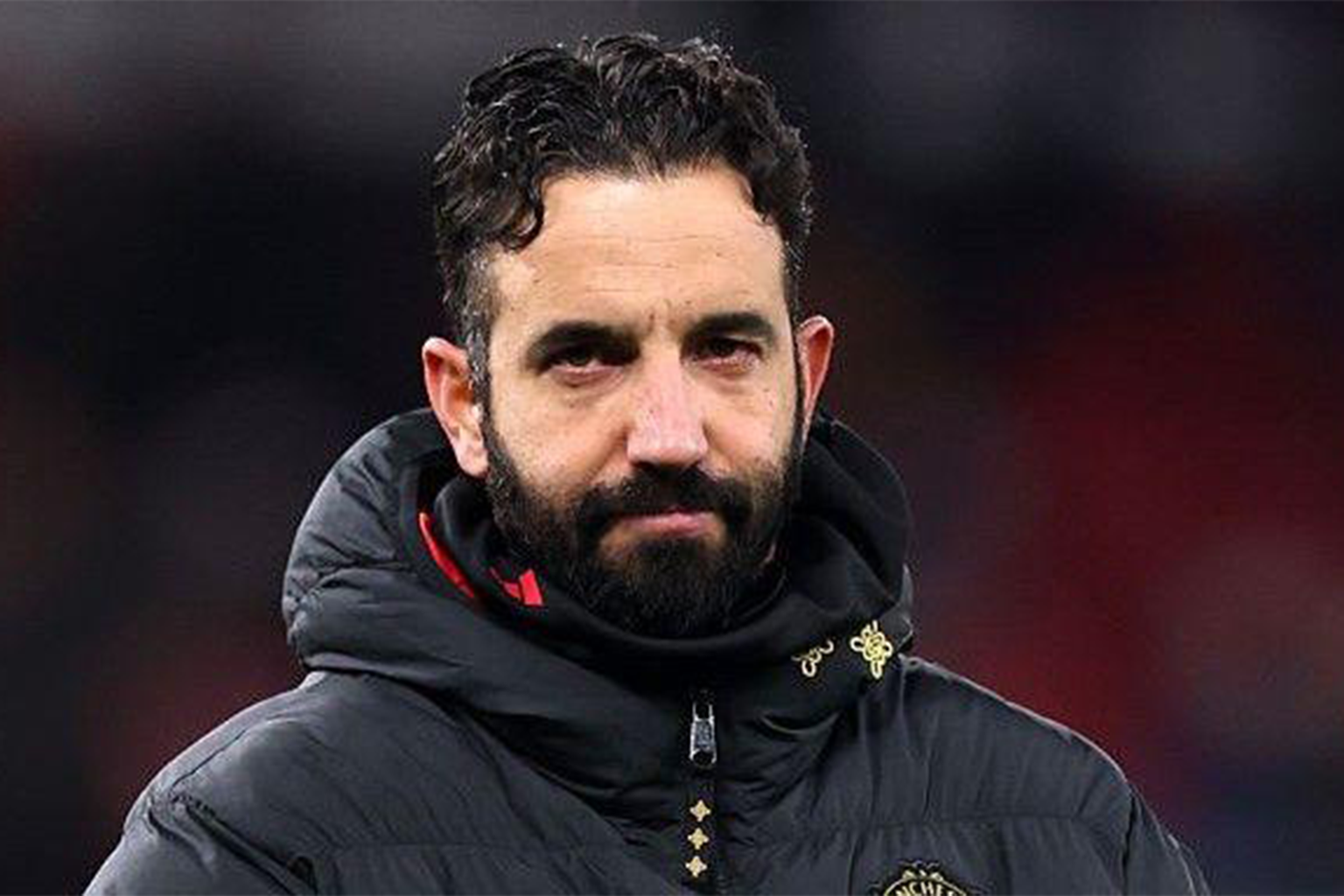 Manchester United resmi mengumumkan pemecatan Ruben Amorim dari jabatan pelatih kepala. Keputusan ini diambil setelah hubungan Amorim dengan manajemen klub memburuk dalam waktu singkat. Pelatih asal Portugal ini diangkat pada November 2024 menggantikan Erik ten Hag. Namun, sejumlah masalah internal membuat performanya di Old Trafford gagal memuaskan pihak klub. Puncaknya terjadi pada pertandingan terakhir melawan Leeds, di mana Amorim menyinggung manajemen klub secara terbuka. Red Devils pun akhirnya mengonfirmasi kepergian pelatih 37 tahun itu melalui pernyataan resmi. Darren Fletcher ditunjuk sebagai pelatih sementara untuk menghadapi Burnley pada laga berikutnya. Klub menyampaikan terima kasih atas kontribusi Amorim dan berharap yang terbaik untuk masa depannya. Alasan Pemecatan Ruben Amorim Amorim sempat membawa MU ke final Liga Europa 2025 di Bilbao. Namun, prestasi itu tidak mampu menutupi catatan buruk klub di Premier League, yang berakhir di posisi 15 pada musim sebelumnya. Investasi besar dilakukan MU pada bursa transfer musim panas, termasuk kedatangan Benjamin Sesko, Bryan Mbeumo, dan Matheus Cunha dengan total biaya lebih dari 200 juta pounds. Meski demikian, tim tetap tampil inkonsisten di Liga Inggris musim ini. Dalam 20 laga Premier League terakhir, MU hanya mencatat delapan kemenangan, tujuh hasil imbang, dan lima kekalahan. Rangkaian hasil buruk itu termasuk hanya satu kemenangan dari lima laga terakhir, yang memicu ketegangan antara Amorim dan manajemen. Amorim sempat mengkritik pihak klub, menegaskan bahwa ia ingin memimpin tim lebih dari sekadar pelatih biasa. Pernyataan itu menjadi faktor penentu yang membuat manajemen memutuskan perubahan di kursi pelatih. Pernyataan Lengkap Manchester United Manchester United merilis pernyataan resmi terkait pemecatan Ruben Amorim. Klub menegaskan bahwa waktu yang tepat untuk melakukan perubahan sudah tiba demi kepentingan tim. "Ruben Amorim telah meninggalkan jabatannya sebagai Pelatih Kepala Manchester United," bunyi pernyataan klub. "Ruben diangkat pada November 2024 dan berhasil membawa tim ke final Liga Europa di Bilbao pada bulan Mei. "Dengan Manchester United berada di peringkat keenam Premier League, manajemen klub dengan berat hati memutuskan bahwa sekarang adalah waktu yang tepat untuk melakukan perubahan. Langkah ini diharapkan memberikan tim peluang terbaik untuk meraih posisi tertinggi di Premier League. "Klub ingin menyampaikan terima kasih kepada Ruben atas kontribusinya dan mendoakan yang terbaik untuk masa depannya. "Darren Fletcher akan memimpin tim menghadapi Burnley pada hari Rabu."