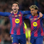 Barcelona membuka tahun dengan pernyataan keras di panggung Piala Super Spanyol/Supercopa de Espana. Kemenangan telak 5-0 atas Athletic Club di Arab Saudi mengantar tim asuhan Hansi Flick ke partai final. Laga semifinal Barcelona vs Athletic Club ini berjalan timpang sejak awal hingga akhir. Barcelona tampil dominan, agresif, dan efisien, sekaligus memperlihatkan versi terbaik sepak bola yang ingin dibangun Flick. Skor 5-0 bukan hanya tiket ke final, tetapi juga catatan bersejarah. Selisih kemenangan Barcelona atas Athletic Bilbao itu menjadi margin terbesar yang pernah terjadi dalam satu pertandingan Piala Super Spanyol. Rekor Baru dan Panggung Sejarah Barcelona Kemenangan besar di laga Barcelona vs Athletic Club ini langsung tercatat dalam buku sejarah kompetisi. Belum pernah ada tim yang menang dengan margin lima gol di Piala Super Spanyol dalam satu laga. Rekor lain juga ikut terpecahkan lewat kontribusi individu para pemain. Untuk pertama kalinya sejak setidaknya musim 2010/2011, tiga pemain terlibat langsung dalam tiga gol di satu pertandingan Piala Super Spanyol. Fermin Lopez mencetak satu gol dan dua assist dalam laga ini. Raphinha menambah dua gol serta satu assist, sementara Roony Bardghji ikut mencetak gol dan dua assist. Produktivitas kolektif ini menegaskan betapa efektifnya struktur serangan tim Catalan. Empat pemain mampu mencatatkan nama di papan skor. Dominasi Total Barcelona di Babak Pertama Sejak menit awal laga Barcelona vs Athletic Club, permainan sudah mengarah ke satu sisi. Pedri dan Frenkie de Jong menguasai lini tengah, memberi fondasi kuat untuk serangan cepat dan langsung. Athletic kesulitan keluar dari tekanan dan nyaris tidak mampu merangkai serangan. Lini belakang mereka terlihat kewalahan menghadapi pergerakan tanpa bola yang agresif. Gol-gol hadir dari berbagai skema dan situasi. Penyelesaian Fermin setelah umpan silang Raphinha serta tembakan keras Raphinha ke atap gawang menjadi momen paling memikat. Kesalahan kiper Unai Simon yang berujung gol Roony memperburuk malam Athletic. Pada titik ini, kepercayaan diri tim Basque runtuh sepenuhnya. Babak pertama ditutup dengan keunggulan 4-0. Skor itu terasa wajar mengingat jumlah peluang dan efektivitas penyelesaian peluang. Manajemen Laga dan Tiket Final Barcelona Dominasi berlanjut di awal babak kedua laga Barcelona vs Athletic Club. Raphinha mencetak gol keduanya melalui kemelut di kotak penalti untuk memastikan skor 5-0. Setelah gol tersebut, tempo pertandingan mulai menurun. Ernesto Valverde menarik sejumlah pemain inti, sementara Flick juga memberi menit istirahat bagi beberapa andalan. Masuknya pemain pelapis membuat intensitas Barcelona sedikit mengendur. Meski demikian, Athletic tetap gagal memanfaatkan beberapa peluang yang muncul. Peluang terbaik Athletic datang dari Unai Gomez dalam situasi satu lawan satu. Kesempatan itu terbuang dan menutup peluang kebangkitan. Peluit akhir menandai malam sempurna bagi tim Catalan. Barcelona kini menunggu lawan di final, antara Real Madrid atau Atletico Madrid, dengan kepercayaan diri yang sangat tinggi.