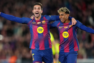 Barcelona membuka tahun dengan pernyataan keras di panggung Piala Super Spanyol/Supercopa de Espana. Kemenangan telak 5-0 atas Athletic Club di Arab Saudi mengantar tim asuhan Hansi Flick ke partai final. Laga semifinal Barcelona vs Athletic Club ini berjalan timpang sejak awal hingga akhir. Barcelona tampil dominan, agresif, dan efisien, sekaligus memperlihatkan versi terbaik sepak bola yang ingin dibangun Flick. Skor 5-0 bukan hanya tiket ke final, tetapi juga catatan bersejarah. Selisih kemenangan Barcelona atas Athletic Bilbao itu menjadi margin terbesar yang pernah terjadi dalam satu pertandingan Piala Super Spanyol. Rekor Baru dan Panggung Sejarah Barcelona Kemenangan besar di laga Barcelona vs Athletic Club ini langsung tercatat dalam buku sejarah kompetisi. Belum pernah ada tim yang menang dengan margin lima gol di Piala Super Spanyol dalam satu laga. Rekor lain juga ikut terpecahkan lewat kontribusi individu para pemain. Untuk pertama kalinya sejak setidaknya musim 2010/2011, tiga pemain terlibat langsung dalam tiga gol di satu pertandingan Piala Super Spanyol. Fermin Lopez mencetak satu gol dan dua assist dalam laga ini. Raphinha menambah dua gol serta satu assist, sementara Roony Bardghji ikut mencetak gol dan dua assist. Produktivitas kolektif ini menegaskan betapa efektifnya struktur serangan tim Catalan. Empat pemain mampu mencatatkan nama di papan skor. Dominasi Total Barcelona di Babak Pertama Sejak menit awal laga Barcelona vs Athletic Club, permainan sudah mengarah ke satu sisi. Pedri dan Frenkie de Jong menguasai lini tengah, memberi fondasi kuat untuk serangan cepat dan langsung. Athletic kesulitan keluar dari tekanan dan nyaris tidak mampu merangkai serangan. Lini belakang mereka terlihat kewalahan menghadapi pergerakan tanpa bola yang agresif. Gol-gol hadir dari berbagai skema dan situasi. Penyelesaian Fermin setelah umpan silang Raphinha serta tembakan keras Raphinha ke atap gawang menjadi momen paling memikat. Kesalahan kiper Unai Simon yang berujung gol Roony memperburuk malam Athletic. Pada titik ini, kepercayaan diri tim Basque runtuh sepenuhnya. Babak pertama ditutup dengan keunggulan 4-0. Skor itu terasa wajar mengingat jumlah peluang dan efektivitas penyelesaian peluang. Manajemen Laga dan Tiket Final Barcelona Dominasi berlanjut di awal babak kedua laga Barcelona vs Athletic Club. Raphinha mencetak gol keduanya melalui kemelut di kotak penalti untuk memastikan skor 5-0. Setelah gol tersebut, tempo pertandingan mulai menurun. Ernesto Valverde menarik sejumlah pemain inti, sementara Flick juga memberi menit istirahat bagi beberapa andalan. Masuknya pemain pelapis membuat intensitas Barcelona sedikit mengendur. Meski demikian, Athletic tetap gagal memanfaatkan beberapa peluang yang muncul. Peluang terbaik Athletic datang dari Unai Gomez dalam situasi satu lawan satu. Kesempatan itu terbuang dan menutup peluang kebangkitan. Peluit akhir menandai malam sempurna bagi tim Catalan. Barcelona kini menunggu lawan di final, antara Real Madrid atau Atletico Madrid, dengan kepercayaan diri yang sangat tinggi.